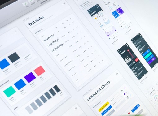 Écran d'ordinateur avec des sections présentant les différents éléments d'un design system.